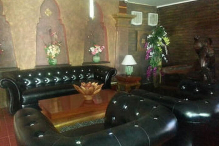 Lounge 19 of 24