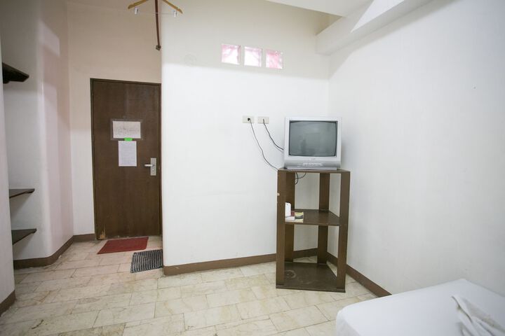 Room 9 of 33