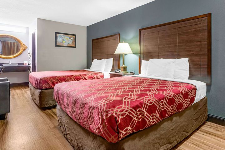 2 Queen Beds (2 of 6)