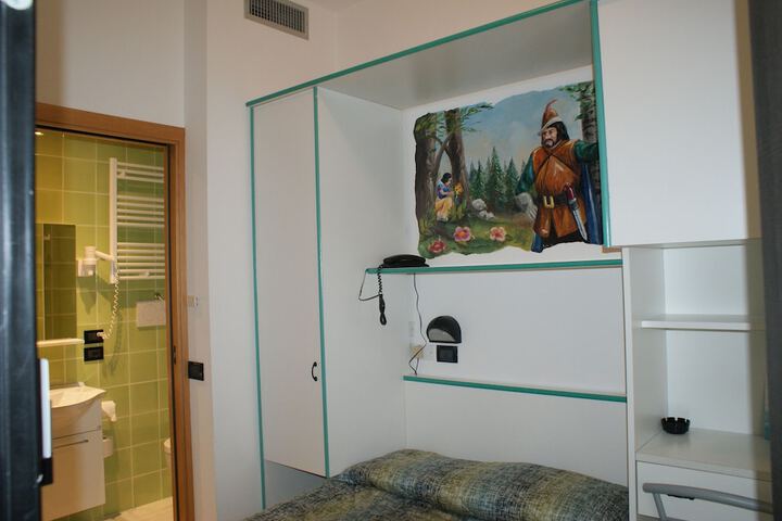 Room 14 of 36