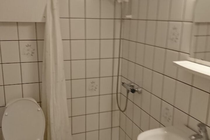 Room 4 of 7