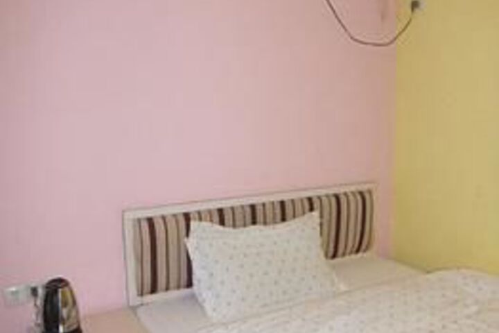 Room 5 of 12