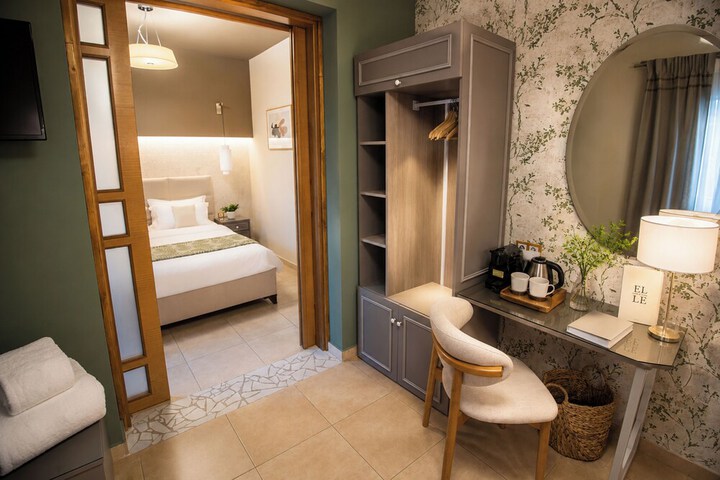 Room 42 of 101