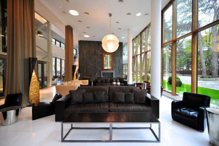 Lobby lounge
