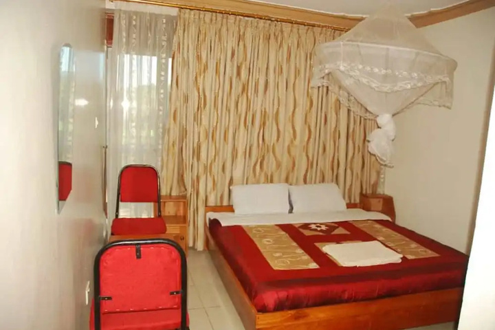 Room 4 of 16