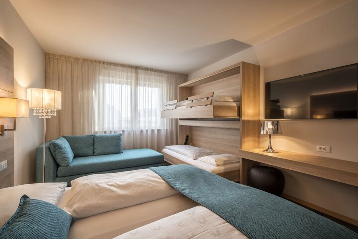 Room 18 of 107