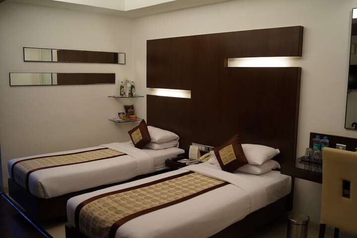 Room 28 of 76