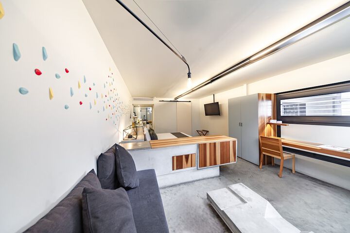 Room 33 of 65