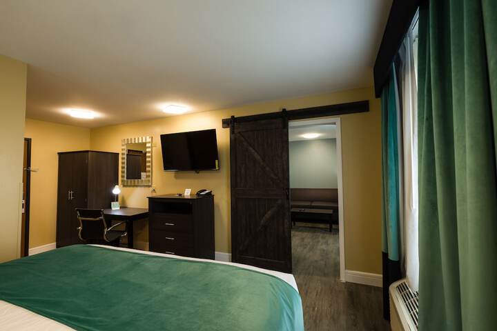 2 Room Primary King Suite 2 Full Bathrooms (12 of 15)