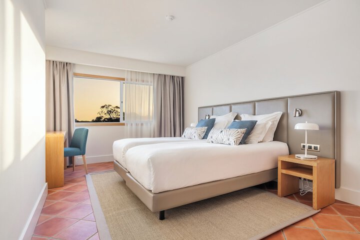 Room 10 of 38