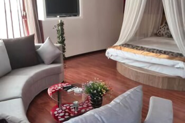 Room 3 of 8