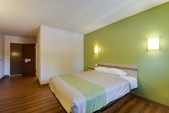 Room 8 of 33