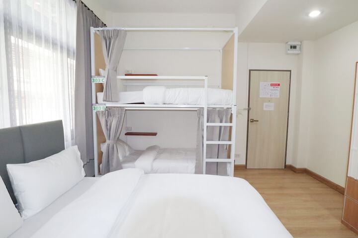 Room 27 of 76