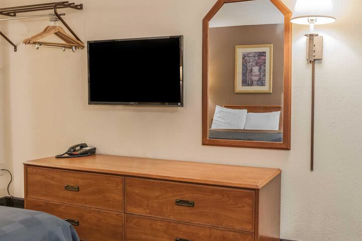 1 Queen Bed (14 of 22)