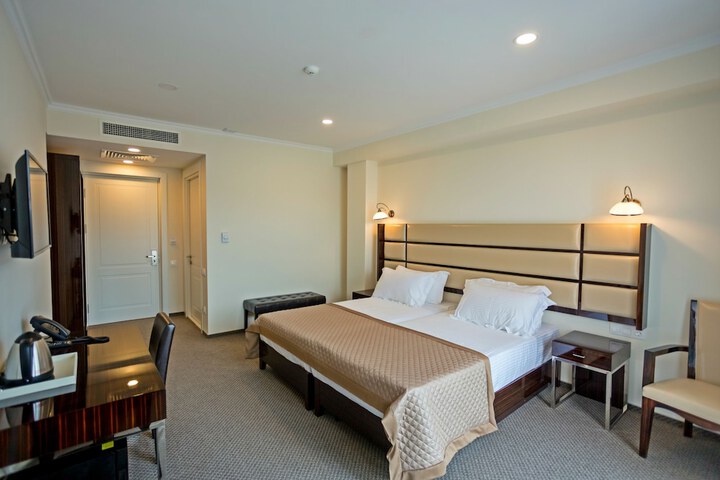 Room 7 of 33