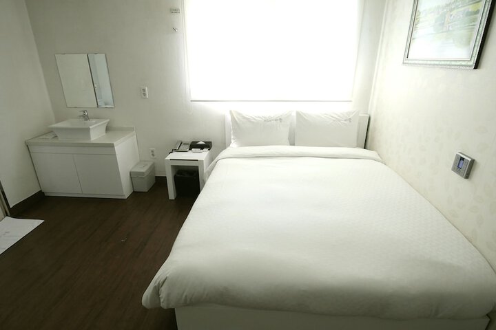 Room 27 of 81
