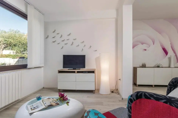 Room 4 of 12