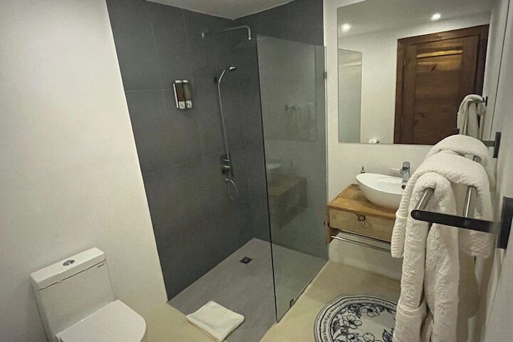 Room 28 of 38
