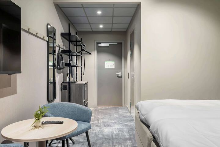 Room 10 of 37