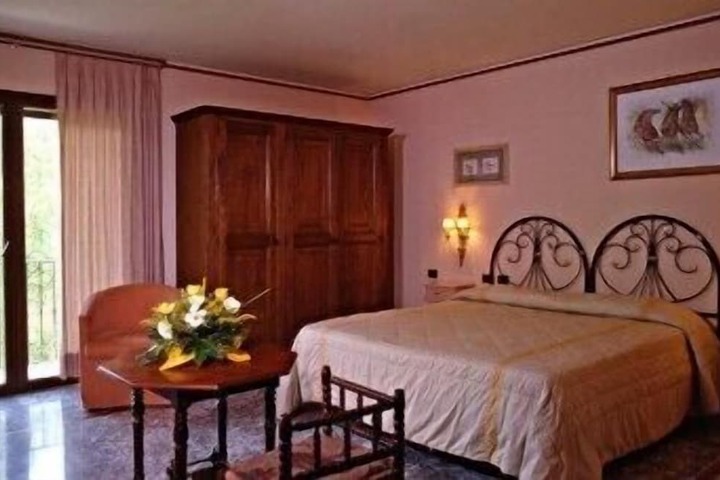 Room 9 of 33