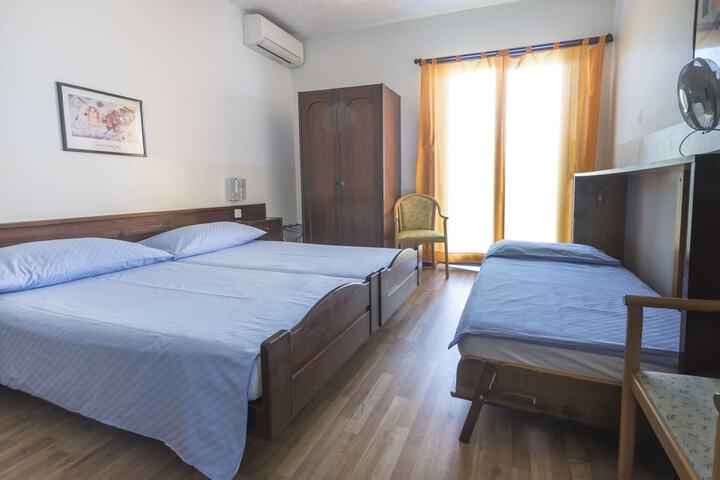 Room 5 of 40
