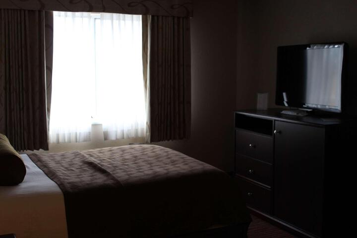 2 Queen Beds High Speed Internet Accessible First Floor Pet Friendly Room Coffee Maker Shower Only Full Breakfast (13 of 27)