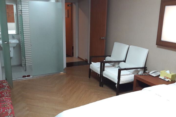 Room 22 of 48