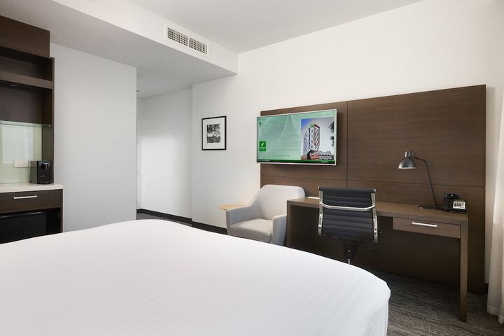 Room 10 of 99