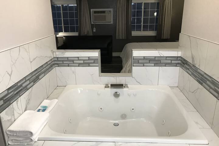 Deluxe Room Jacuzzi Suite 1 King Bed with Sofa Bed (6 of 7)