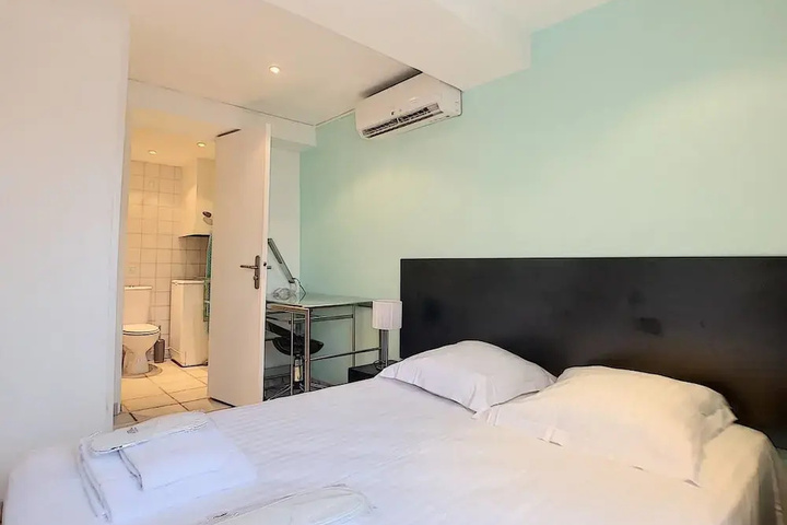 Room 6 of 14
