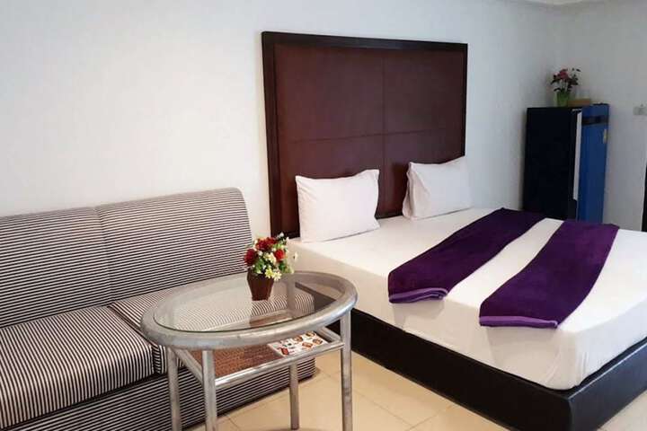 Room 28 of 93
