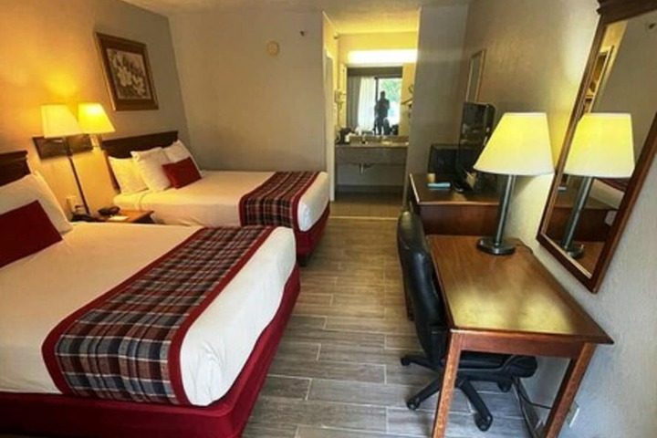 1 Queen Bed Mobility Accessible (26 of 27)