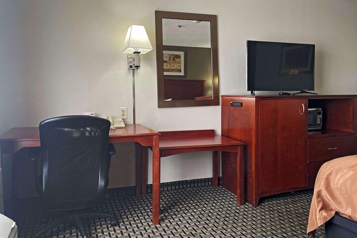 1 King Bed (8 of 8)
