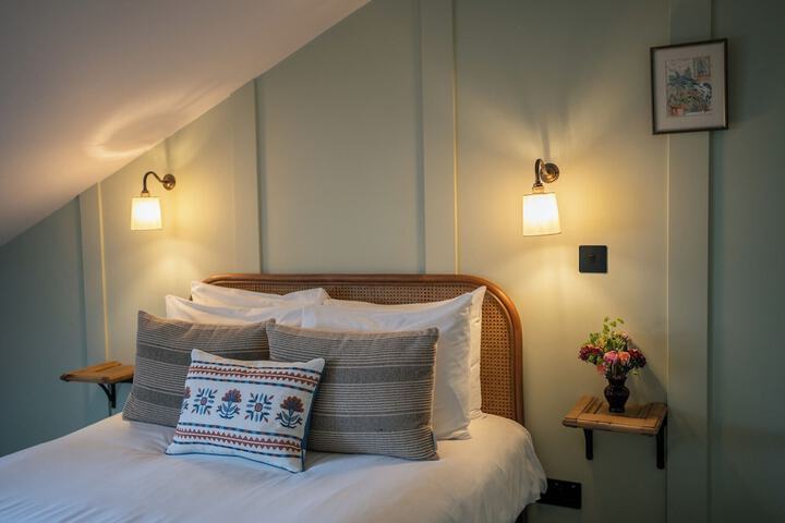 Room 106 of 209