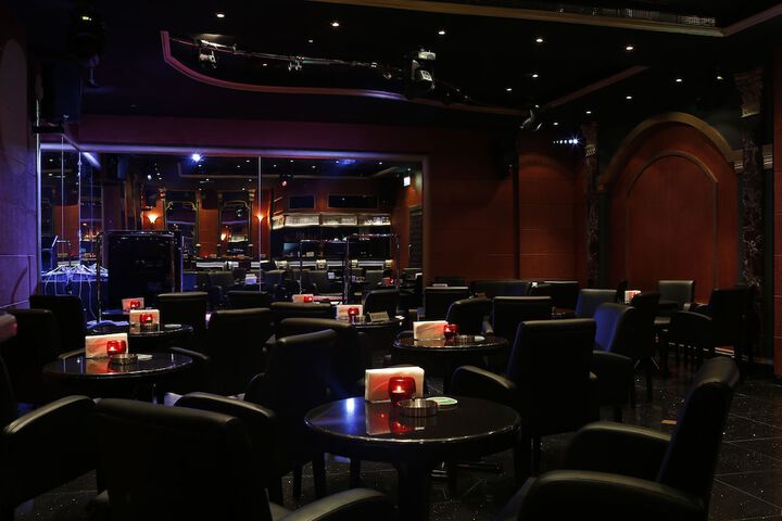 Lounge 31 of 36