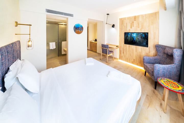 Room 40 of 153