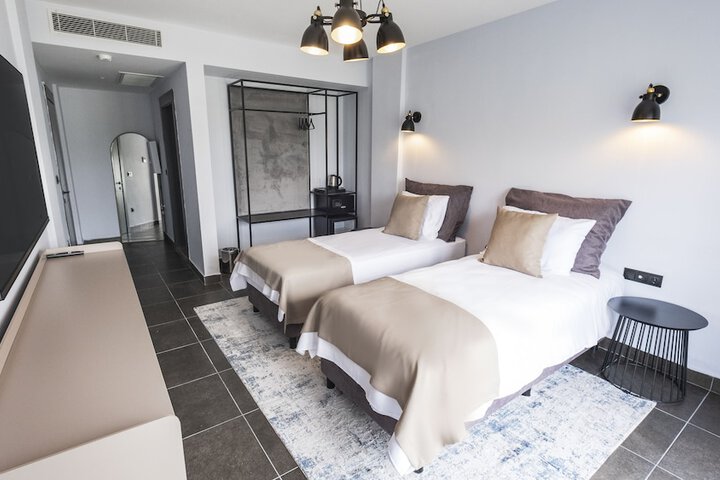 Room 10 of 50