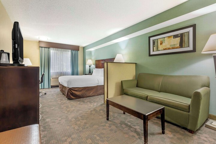 1 King Bed Microwave, Refrigerator Work Desk WiFi Full Breakfast (3 of 21)