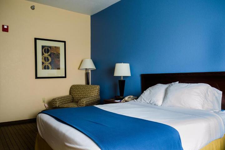 1 King Bed (6 of 18)