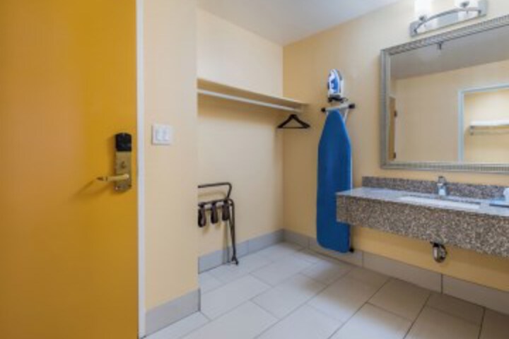 Room 10 of 14