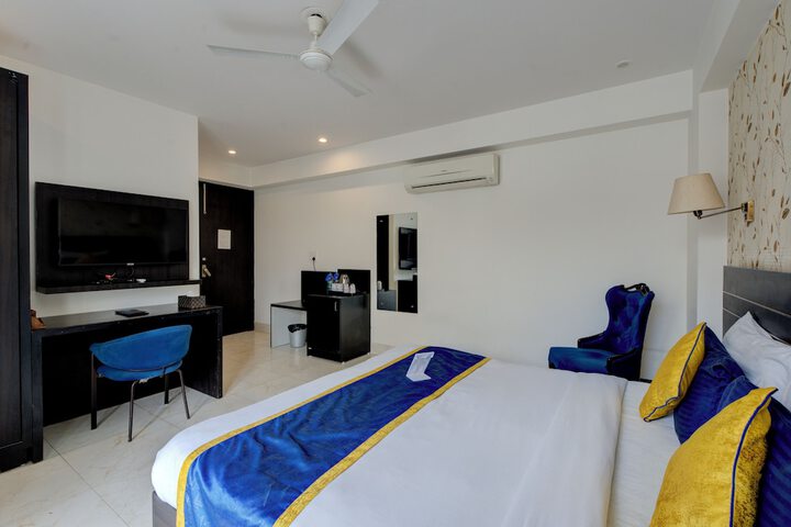 Room 6 of 18