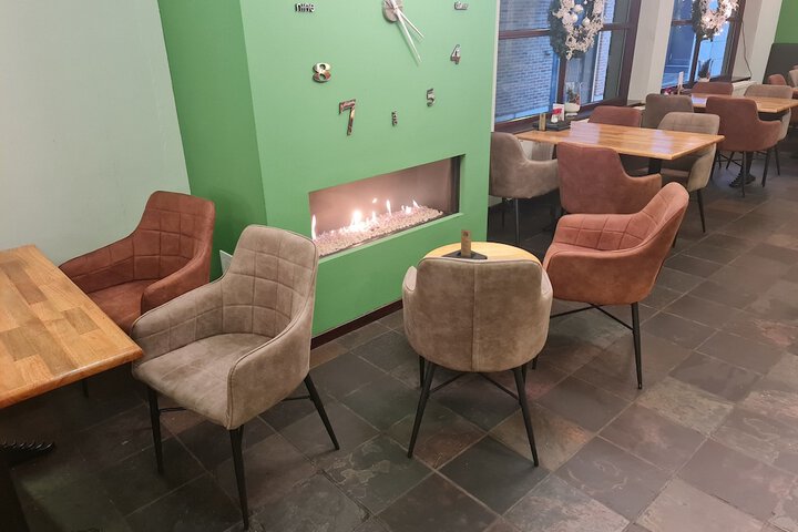 Lounge 46 of 61
