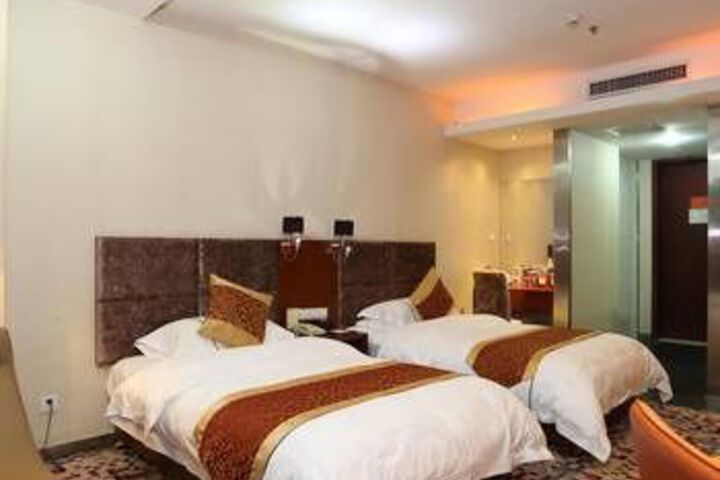 Room 8 of 9