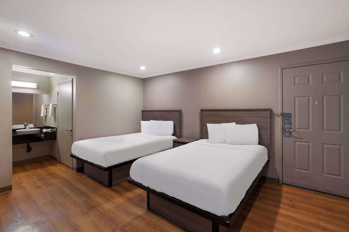 2 Double Beds (4 of 6)