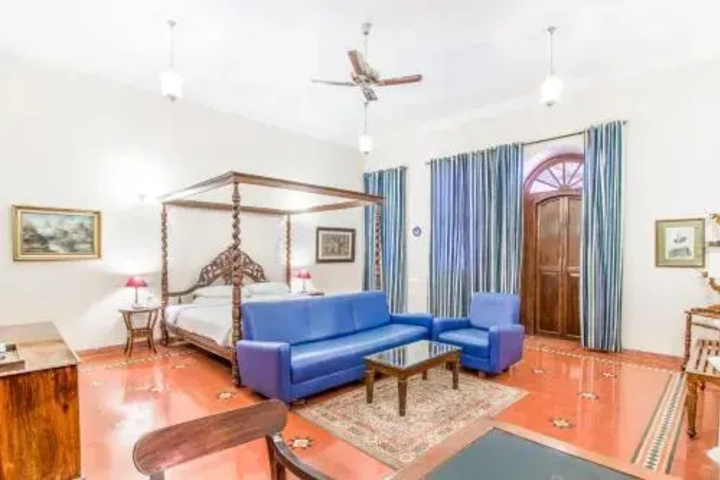 Room 4 of 10