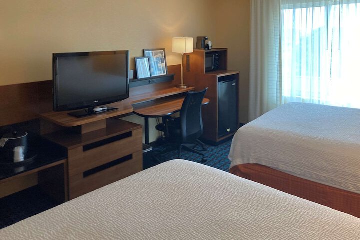 2 Queen Beds (1 of 10)