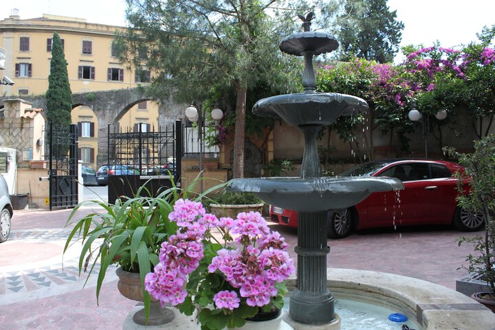 Hotel Exterior 36 of 51