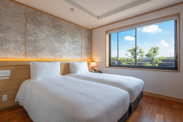 Room 6 of 27
