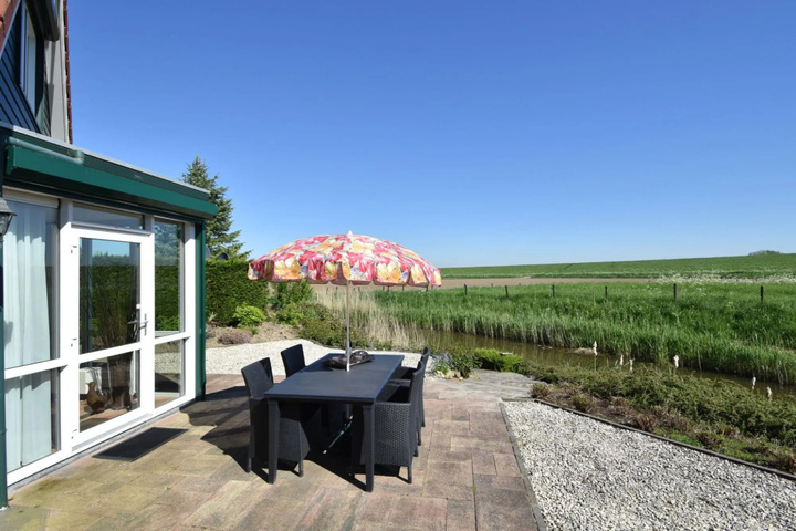 Modern Holiday Home in Ooltgensplaat by Lake Volkerak
