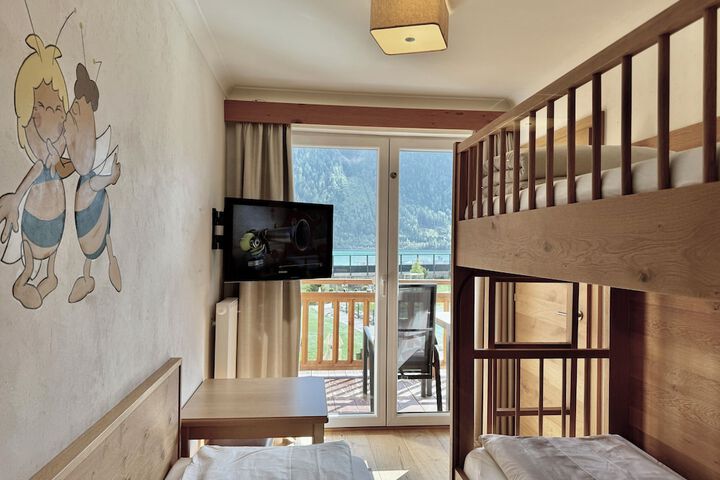 Room 4 of 100